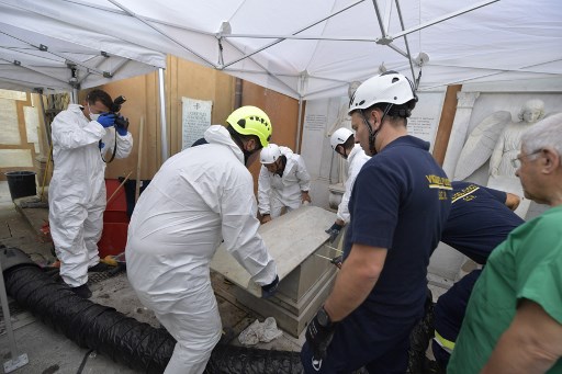 Bombeiros durantre a abertura de um dos dois túmulos dentro do cemitério Teutônico, no terreno do Vaticano.