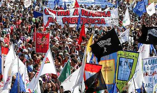 O grupo protestou contra a reforma da Previdência e os contingenciamentos nas universidades