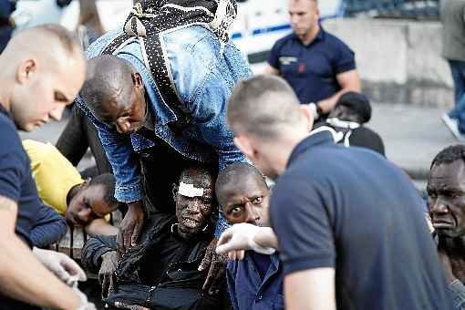 Imigrantes feridos após choque com a polícia, durante ato no Panteão