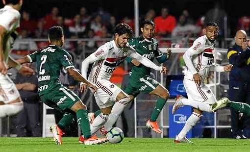 Alexandre Pato quase marcou no segundo tempo, mas o goleiro alviverde Weverton impediu