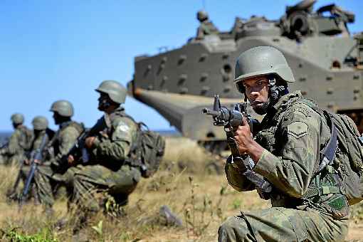 Central digital, helicóptero e munição real fazem parte dos exercícios feitos pela Marinha em área de 58km de comprimento por 30km de largura. Em um dos testes, os fuzileiros eliminam resquícios de arma química