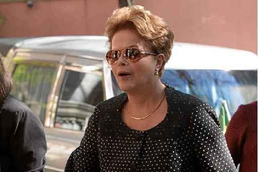 Dilma chega ao velório da mãe em Belo Horizonte: ela estava em Londres e voltou ao Brasil imediatamente