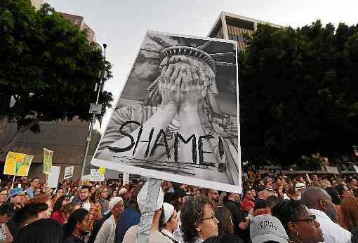 Ativistas protestam contra a caçada a imigrantes anunciada por Trump, durante vigília em Los Angeles: recém-chegados na mira das autoridades