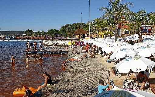 Público pode desfrutar de atividades no parque aquático, como caiaque, SUP, pedalinho, wakeboard e mergulho; a cenografia do espaço retrata a cultura mexicana, inclusive a tradicional comemoração do Dia dos Mortos