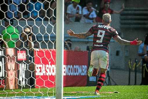 Após temporadas irregulares com Paolo Guerrero e início desanimador de Gabigol, Flamengo volta a festejar o titular da posição de centroavante e vê um jogador do time assumir a artilharia do campeonato