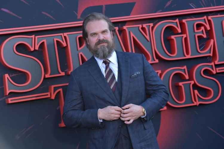 David Harbour renova contrato com a Netflix para a 4Âª temporada de 'Stranger things'