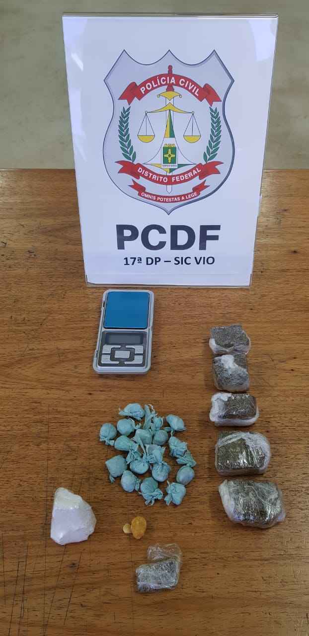 Policiais encontraram maconha, cocaína e crack prontos para venda, além de uma balança de precisão