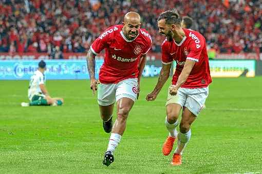 Patrick (E) abriu o placar para o Colorado aos 40 minutos de jogo