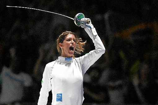 Em resultado histórico para o país, Nathalie Moellhausen triunfa em todos os duelos e conquista a medalha de ouro no Mundial