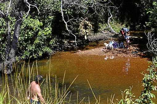 Flagrante de família de banhistas em área de acesso proibido no Jardim Botânico: prejuízo à saúde pública