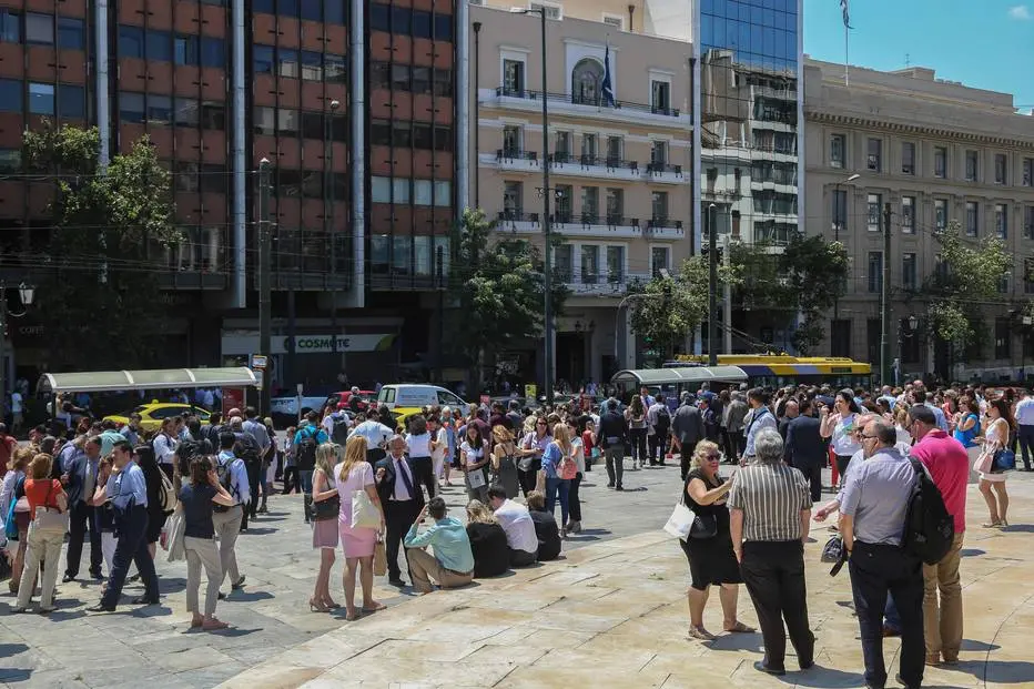 Ao sentirem os abalos, moradores e turistas foram retirados dos prédios da capital da Grécia