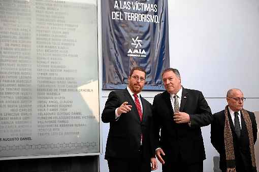 Pompeo (D) em homenagem às vítimas do atentado contra a Amia