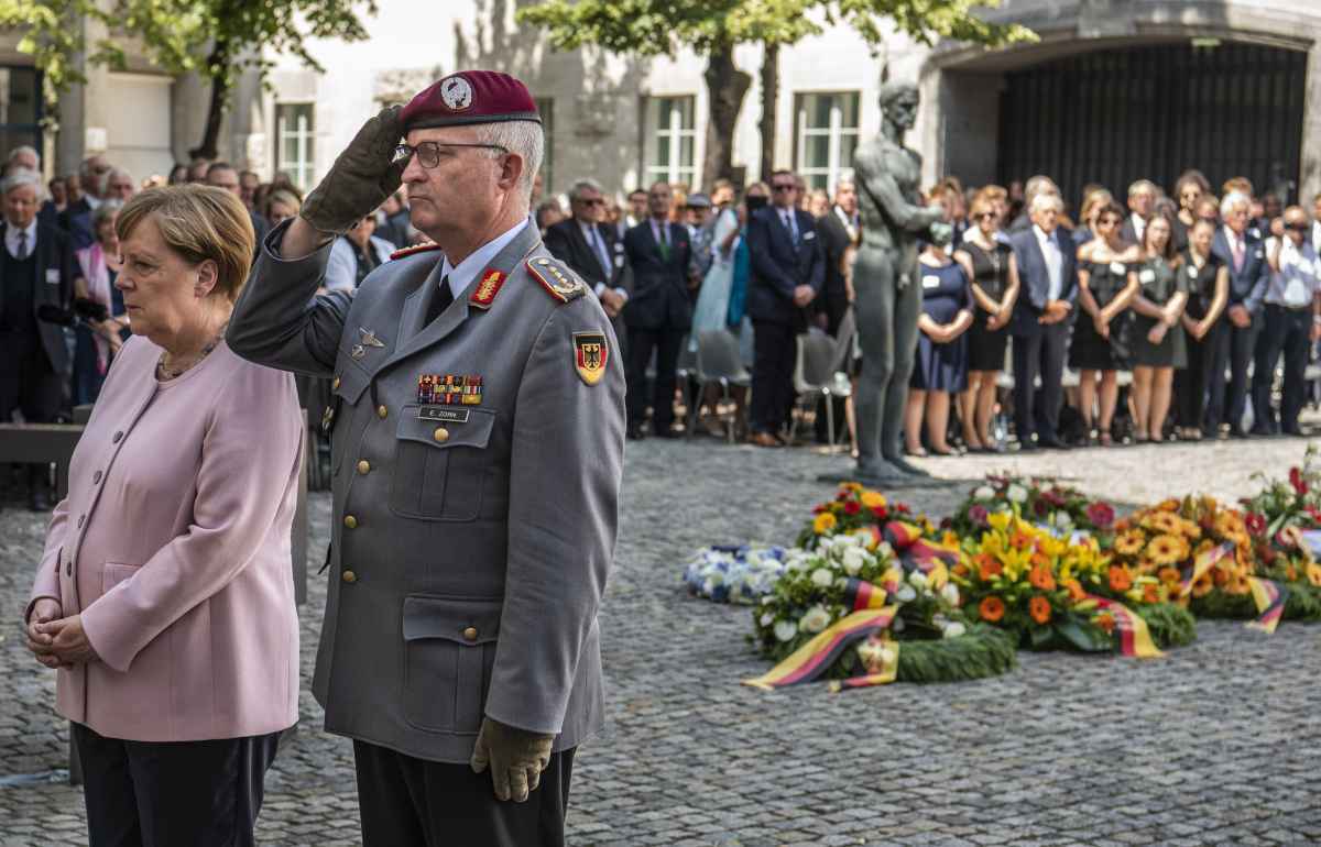 Angela Merkel durante comemoração dos 75 anos da operação Valquíria, tentativa falha de assassinar Hitler