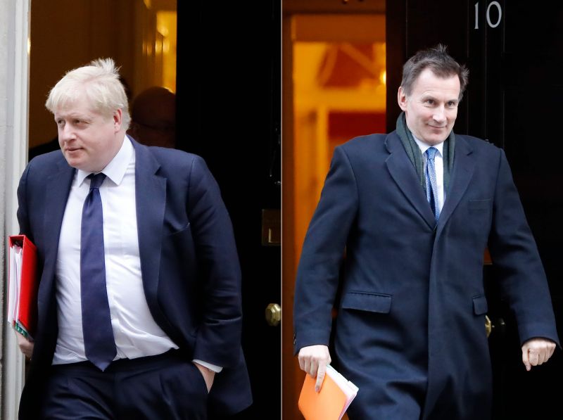 Jeremy Hunt (esq.) e Boris Johnson (dir.)