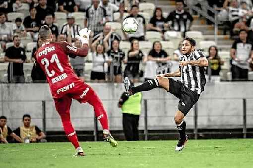 Leandro Carvalho encobriu o goleiro Weverton para definir o placar