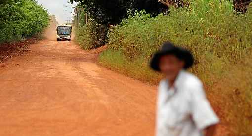 Morador aguarda ônibus no Núcleo Rural Morada dos Pássaros, em Brazlândia: moradores têm dificuldade de trabalhar e estudar por falta de transporte