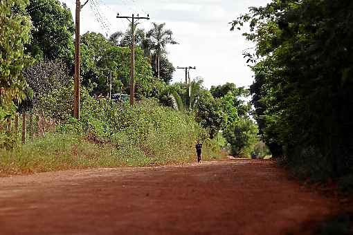 Estrada de acesso ao Núcleo Rural Buriti Vermelho: após a desativação da principal linha que atendia a comunidade, a parada de ônibus mais próxima fica a 25km de algumas casas