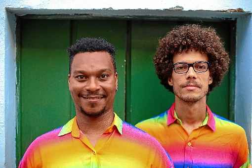 Da Bahia, o Duo B.A.V.I. -  Berimbau Aparelhado Violão Inventável  abre o festival e faz sua estreia na capital federal