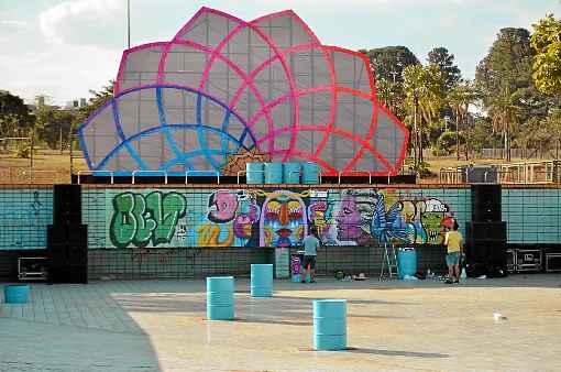 O mineiro que cresceu em Brasília ganhou nome no setor cultural da cidade, criando festas, ocupando e dando nova vida a espaços púbicos da capital. O mais novo projeto é na desativada Piscina com Ondas do Parque da Cidade