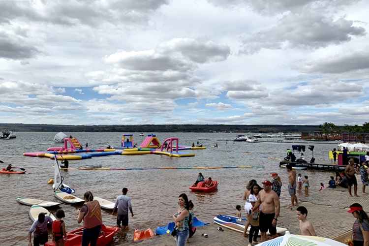 Atividades no lago atraem crianças e adultos