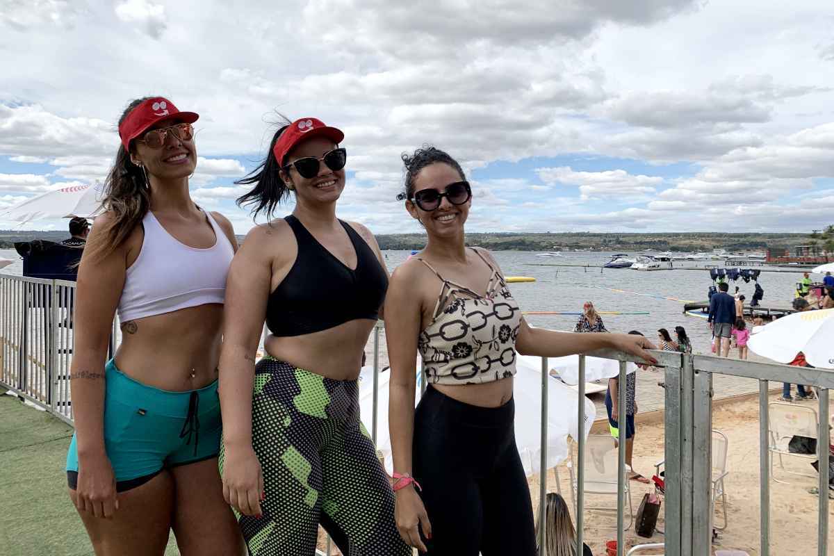 As amigas Elen, Evellyn e Alessandra foram cedo para o aulão de fitdance