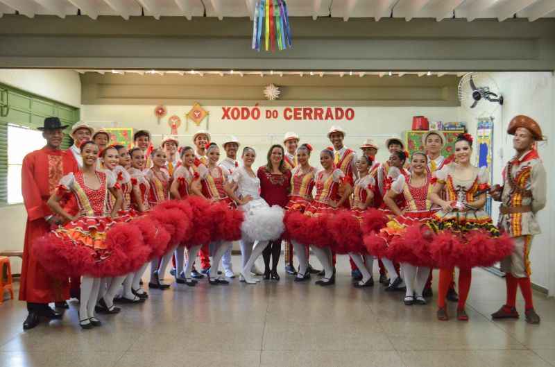 Lucineide Amorim (ao centro) criou a quadrilha Xodó do Cerrado há cinco anos: rigor no ensino das técnicas