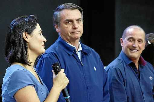 Bolsonaro participa de evento evangélico, entre a primeira-dama, Michelle, e Onyx Lorenzoni: questão ambiental é 