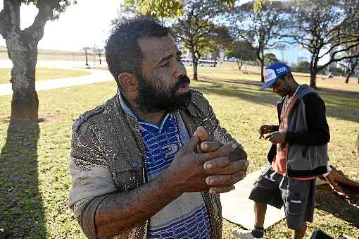 Formado em teologia e sem-teto há dois meses, Venâncio do Nascimento espera poder rever os dois filhos: 