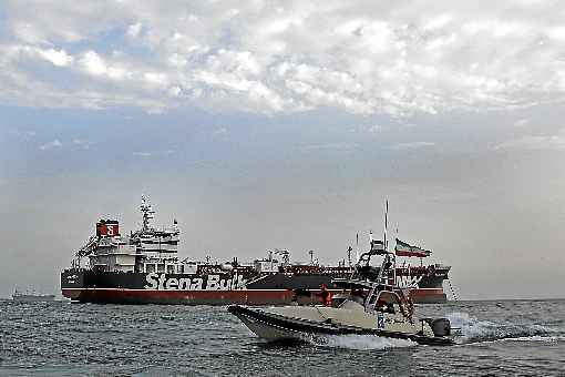 Guarda iraniana patrulha o Stena Impero, apreendido na sexta por, segundo Teerã, desrespeitar o código marítimo