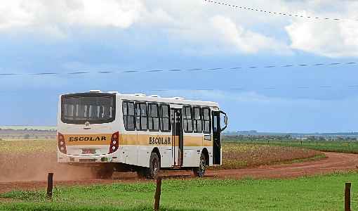 Ônibus escolar no Núcleo São José, em Planaltina: o serviço é elogiado pela população, que só lamenta a má qualidade 
das estradas