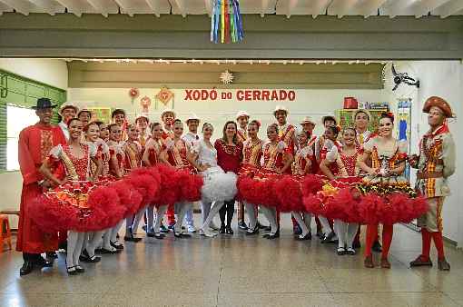 Lucineide Moreira (ao centro) criou a quadrilha Xodó do Cerrado há cinco anos: rigor no ensino das técnicas