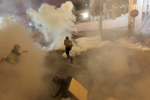 Polícia joga gás lacrimogêneo para dispersar manifestantes