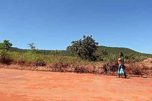 Josilene precisa andar 6km para chegar à parada mais próxima de casa:  