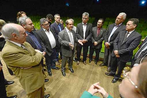 Sindicalistas estiveram ontem no Teatro Nacional e se supreenderam com as condições do local: mofo, infiltrações e rachaduras