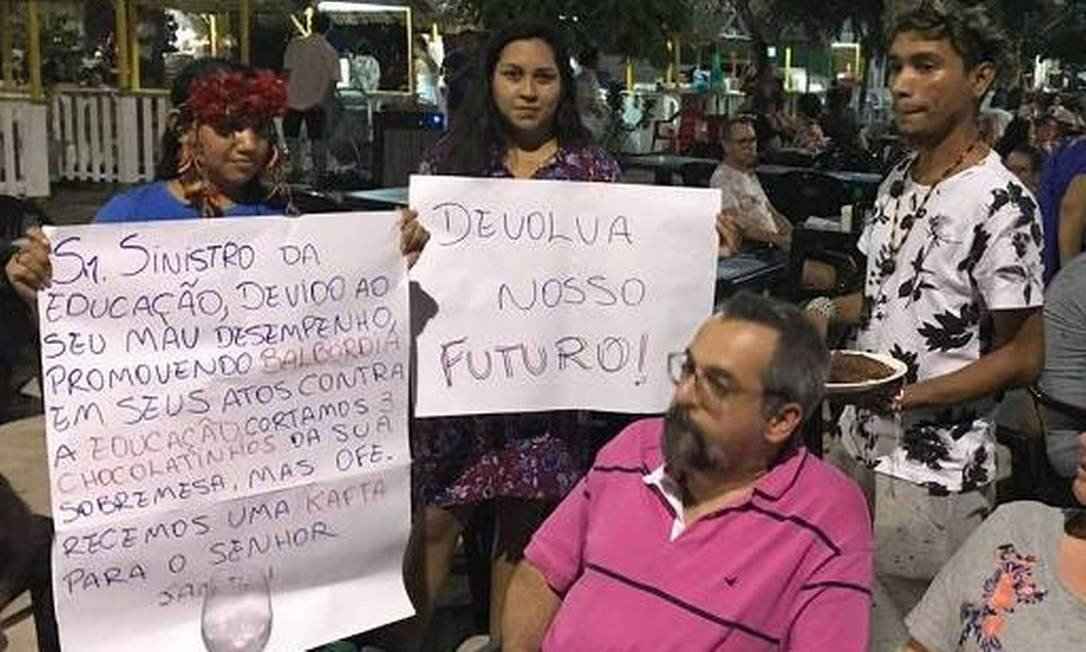 O ministro da Educação, Abraham Weintraub, discute com manifestante no Pará