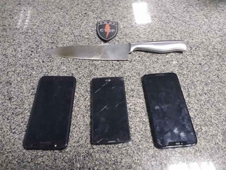 A polícia apreendeu os celulares e a faca com o adolescente