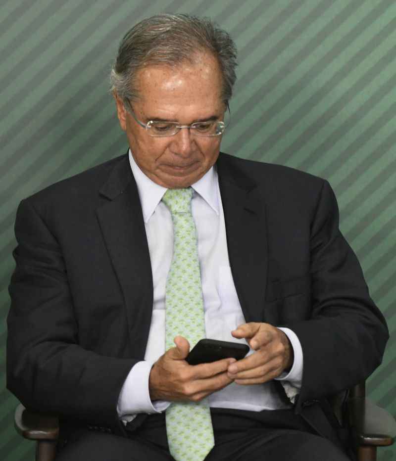 Paulo Guedes no celular