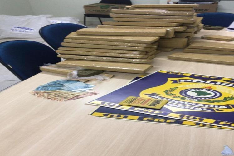 Os agentes iniciaram uma revista e encontraram 100kg de maconha