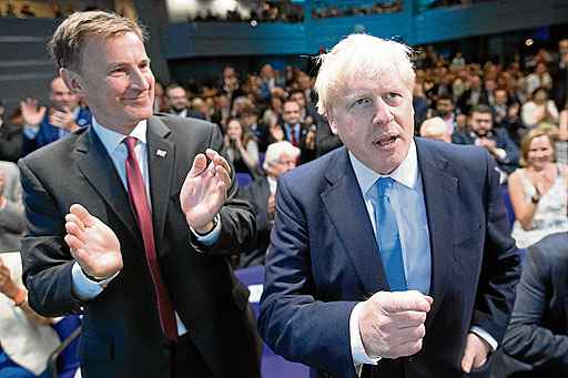 Boris Johnson comemora a vitória na votação entre os correligionários: cumprimentos protocolares da Europa, entusiasmo de Donald Trump