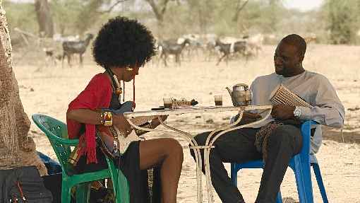 A admiração de um fã muito especial, em meio a cenário senegalês, mexe com o dia a dia de um ator, em Jornada da vida