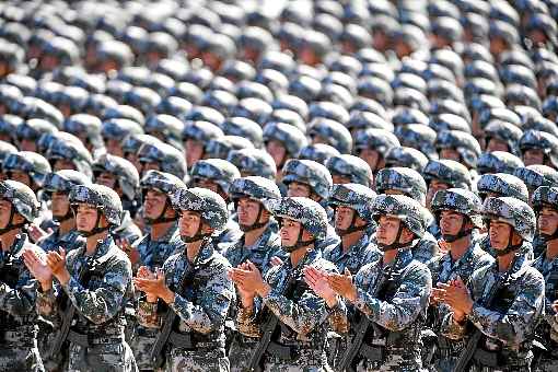 Soldados chineses desfilam  em Zhurihe: mais de 2 milhões de militares