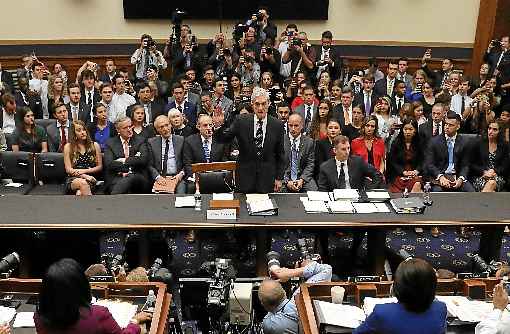 Robert Mueller (ao centro, de pé) presta juramento diante de deputados: sete horas de sabatina e recusa em responder a mais de 100 perguntas