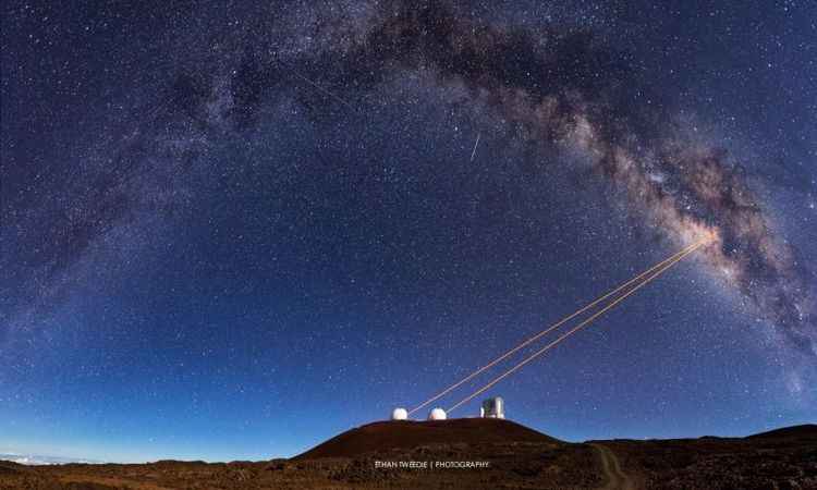 Lasers dos telescópios do Observatório Keck, no Havaí, propagados na direção do buraco negro: quatro noites de medições