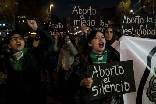 Centenas de mulheres nas ruas de Santiago pedindo a legalização total do aborto