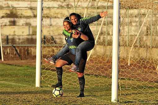 A mãezona Cristiane vai torcer pelo time da filha goleira, que tenta escapar do rebaixamento na Série A