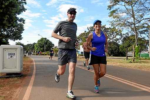 Elias Pudeulko e Ana Paula Simões, no Parque da Cidade: dupla prefere correr no início da manhã, quando está menos quente e mais úmido