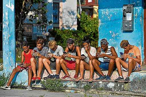 Regime do presidente Miguel Díaz-Canel legaliza acesso à internet sem fio em residências a partir de amanhã. Moradores da ilha lamentam preços proibitivos de equipamentos  e do serviço wi-fi, e acreditam que o único provedor estatal manterá bloqueio a sites