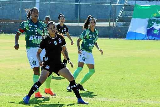 A atacante Victória (à frente) mostrou bom posicionamento e oportunismo para levar o Corinthians à liderança do Campeonato Brasileiro