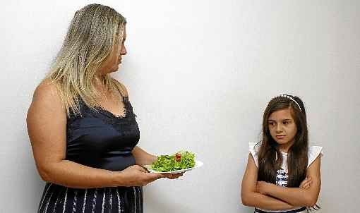 Juliana Almeida precisa negociar muito com a filha Pietra para que ela experimente alguns alimentos