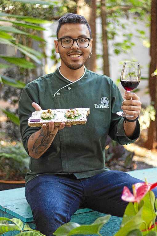 Com a vocação descoberta ainda na infância, jovem acumula experiência em vários restaurantes e investe na culinária com pegada sustentável